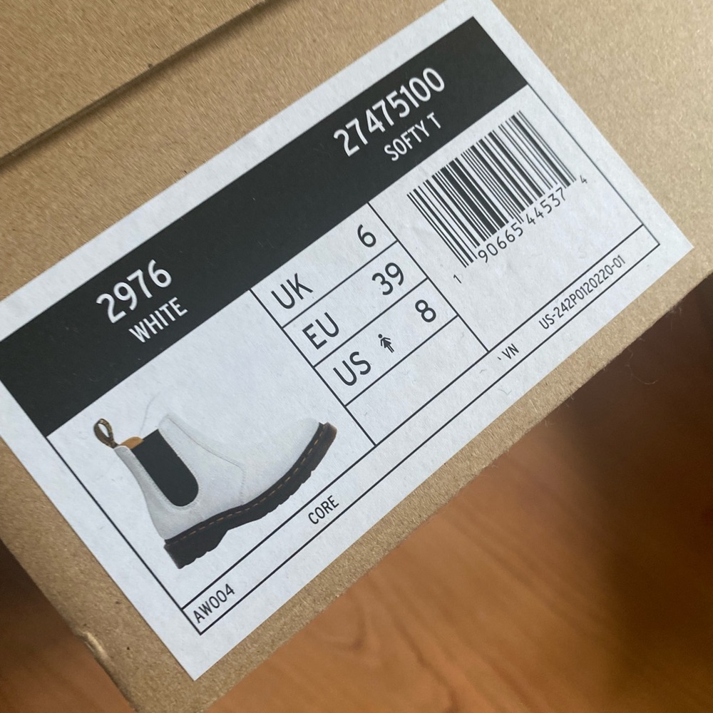 White NIB Dr. Martens Chelsea boot size 8